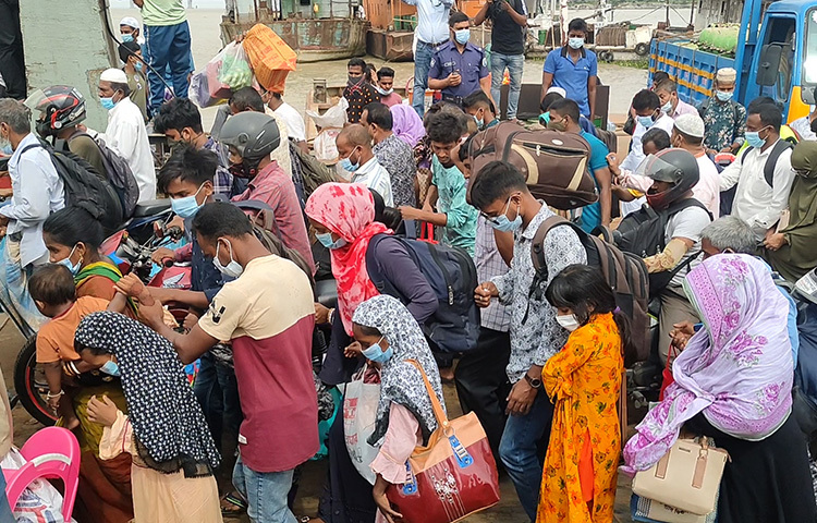 আজ সকাল থেকে যাত্রীদের উপস্থিতি কিছুটা কম দেখা যায় মুন্সিগঞ্জের শিমুলিয়াঘাটে। ছবি: আরাফাত রায়হান সাকিব