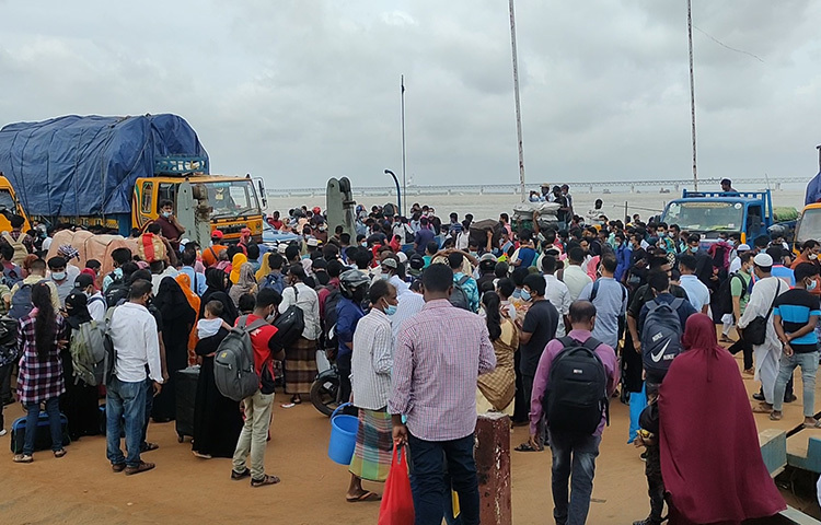 সরেজমিন দেখা যায়, ঘাট ও ঘাটের প্রবেশমুখে আইনশৃঙ্খলা বাহিনীর উপস্থিতি রয়েছে। চেকপোস্ট থেকে জরুরি প্রয়োজন ছাড়া কাউকে ঘাটে প্রবেশ করতে দেয়া হচ্ছে না। ছবি: আরাফাত রায়হান সাকিব