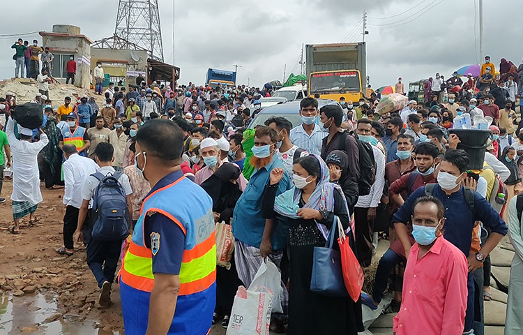সকাল থেকে ঘাটে যাত্রীদের উপস্থিতি থাকলে যানবাহনের আধিক্য ছিল বেশি। ঘাটে পারাপারের অপেক্ষায় রয়েছে শত শত ব্যক্তিগত ও পণ্যবাহী গাড়ি। ছবি: আরাফাত রায়হান সাকিব