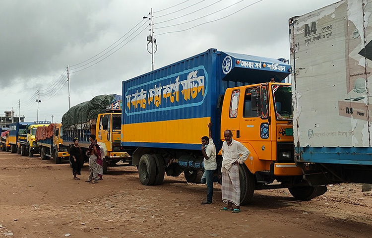 বিআইডব্লিউটিসি শিমুলিয়াঘাটে সহকারী ব্যবস্থাপক (বাণিজ্য) ফয়সাল আহমেদ জানান, শিমুলিয়া-বাংলাবাজার রুটে বর্তমানে ১৪টি ফেরি সচল রয়েছে। ছবি: আরাফাত রায়হান সাকিব