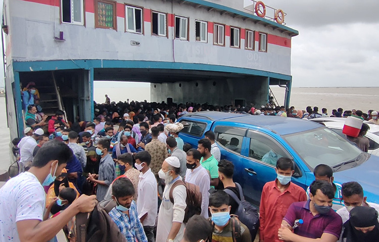 ঘাট এলাকায় পারাপারের জন্য অপেক্ষায় রয়েছে প্রায় ৫০০ গাড়ি। সিরিয়াল অনুযায়ী সব গাড়ি পার করা হবে। ছবি: আরাফাত রায়হান সাকিব