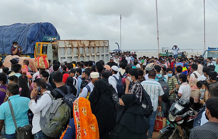 ঘাটে মানুষ থই থই করছে। ছবি: আরাফাত রায়হান সাকিব