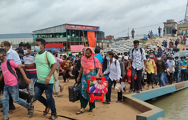 ফেরিতে উঠতে দ্রুত ছুটছে মানুষ। ছবি: আরাফাত রায়হান সাকিব