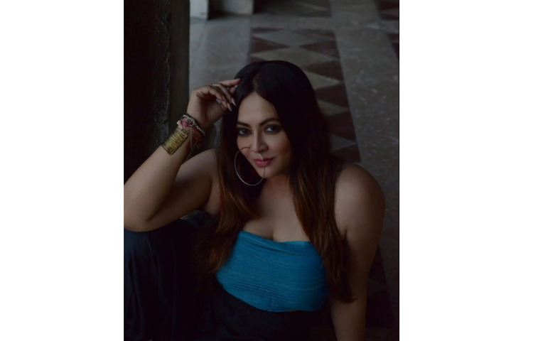 খোলাচুলে আপন মনে শ্রীলেখা। ছবি: ইনস্টাগ্রাম