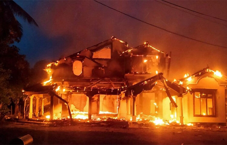 বিক্ষোভকারীরা শ্রীলঙ্কার বিভিন্ন স্থাপনায় আগুন ধরিয়ে দেয়। ছবি: সংগৃহীত