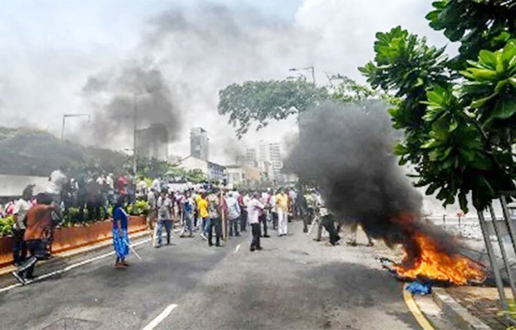 শ্রীলঙ্কার প্রধানমন্ত্রী মাহিন্দা রাজাপাকসের বাসভবনের বাইরে বিক্ষোভকারী ও সরকার সমর্থকদের সংঘর্ষ অনেকে আহত হন। ছবি: সংগৃহীত