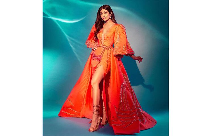 কমলা ড্রেস পরেছেন নায়িকা। ছবি: সংগৃহীত