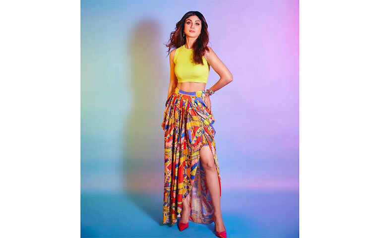 ক্রপ টপ ও রঙিন স্কার্টে ফ্যাশন প্রিয় শিল্পা। ছবি: সংগৃহীত