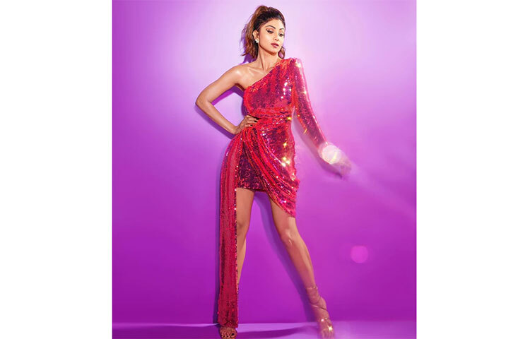 গোলাপি সিকুইন ড্রেসে শিল্পা। ছবি: সংগৃহীত