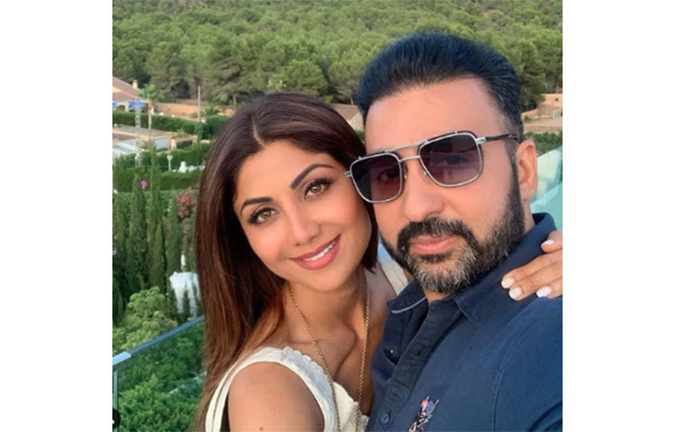 যদিও রাজ কুন্দ্রার প্রথম পক্ষের স্ত্রীর সেই দাবিকে কার্যত নস্যাত করে দেন শিল্পা শেঠি। তিনি পালটা দাবি করেন, কারও বিয়ে বা ঘর ভাঙেননি। কবিতার সঙ্গে রাজের বিয়ে কবে ভেঙে গিয়েছে, তা শিল্পপতির প্রাক্তন স্ত্রী ভালো করেই জানেন বলেও দাবি করেন শিল্পা।