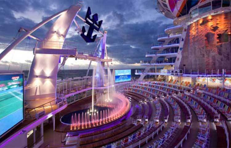 বিশ্বের সবচেয়ে বিলাসবহুল যাত্রীবাহী জাহাজ বলতে গেলে এই জাহাজের কথা বলতে হয়। সিমফনি অব দ্য সিস জাহাজটি ১৮ তলাবিশিষ্ট। এতে আরো বহু বিলাস উপকরণ রয়েছে।