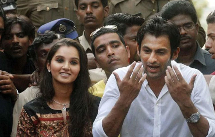 শোয়েব মালিকের প্রথম স্ত্রী নন সানিয়া মির্জা। অনেকেই হয়তো ব্যাপারটা জানেন না। শোয়েব-সানিয়া তারকা দম্পতি। দশ বছর আগে বিয়ে হয়েছিল দুজনের।