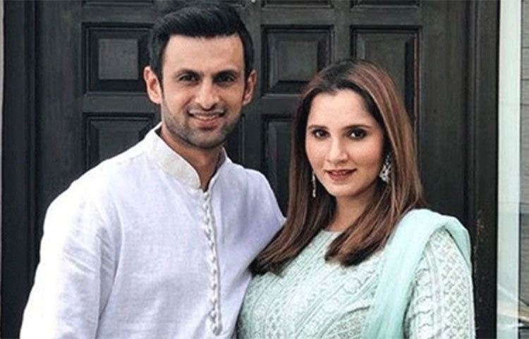 সানিয়ার সঙ্গে বিয়ের আগে প্রথম স্ত্রীকে তালাক দিয়েছিলেন শোয়েব। কে তার প্রথম পক্ষের স্ত্রী! জানা যায়, আয়েশা সিদ্দিকি নামের একজনকে বিয়ে করেছিলেন শোয়েব মালিক।