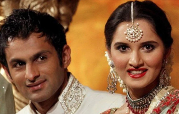 অনেকে বলেন, সানিয়ার থেকেও নাকি বেশি সুন্দরী ছিলেন আয়েষা। একটা সময় আয়েষার প্রেমে মজে ছিলেন শোয়েব। কিন্তু সময় গড়াতে থাকলে দুজনের সম্পর্কে চিড় ধরে।