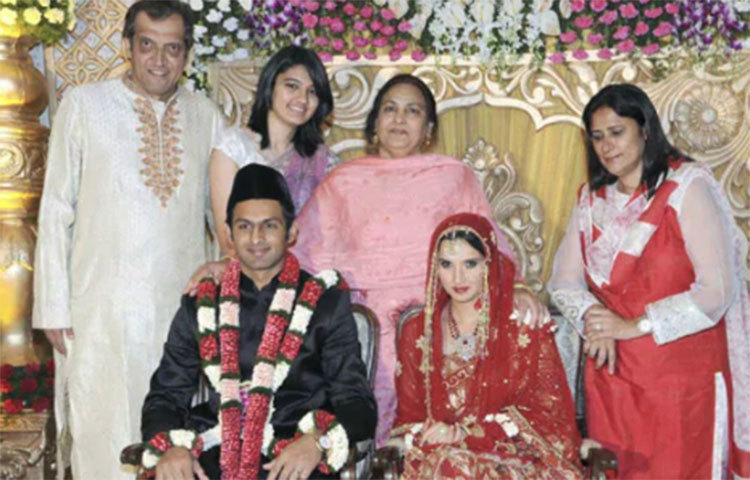 জানা যায়, আয়েষাকে তালাক দেওযার চারদিন পরই সানিয়াকে বিয়ে করেছিলেন শোয়েব। তবে সানিয়া-শোয়েবের সম্পর্ক নিয়েও অনেক গুঞ্জন শোনা গিয়েছিল। সেসব পিছনে ফেলে তারা এখন হ্যাপি কাপল।