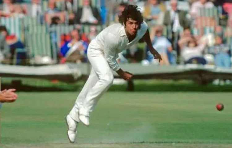 মাত্র ১৬ বছর বয়সে আন্তর্জাতিক ক্রিকেটে অভিষেক হয়েছিল তাঁর। খেলেছেন বিশ্ব ক্রিকেটের কিংবদন্তিদের সঙ্গে। সেই শচিন টেন্ডুলকের চোখে কারা বিশ্বের সেরা অলরাউন্ডার! জেনে নেওয়া যাক। শচিন প্রথমেই যার নাম নিলেন তিনি পাকিস্তানের প্রাক্তন অধিনায়ক ইমরান খান। ১৯৯২ বিশ্বকাপজয়ী অধিনায়কের বিরুদ্ধে খেলেছেন মাস্টার ব্লাস্টার।