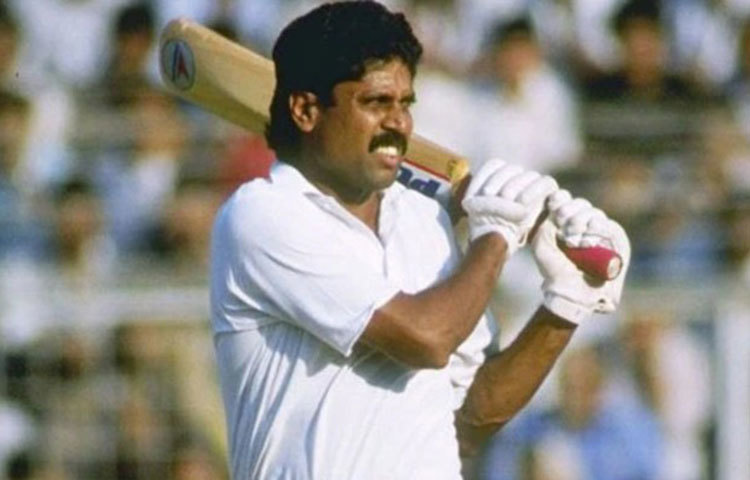 শচিনের তালিকায় সেরা অলরাউন্ডারদের মঝ্যে অবধারিতভাবে রয়েছেন কপিল দেব। তার সঙ্গেও একই দলে খেলেছেন একশো সেঞ্চুরির মালিক।