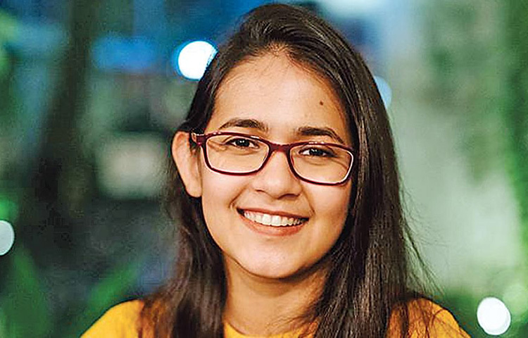 মুনজেরিন শহীদ: সহজে ইংরেজি শেখার কারণে তিনি তুমুল জনপ্রিয়তা লাভ করেছেন। সম্প্রতি তিনি সহজে ইংরেজি শেখার ‘ঘরে বসে স্পোকেন ইংলিশ’ শিরোনামের একটি বইও প্রকাশ করেছেন। ছবি: সংগৃহীত