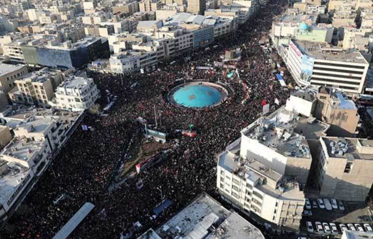 দেশটির শীর্ষ এই জেনারেলের প্রতি শেষ শ্রদ্ধা জানাতে তেহরানে সে সময় লাখো মানুষের ঢল নামে। সোলেইমানির মরদেহের প্রতি সর্বোচ্চ রাষ্ট্রীয় শ্রদ্ধা নিবেদনের পর তার জানাজা অনুষ্ঠিত হয়।