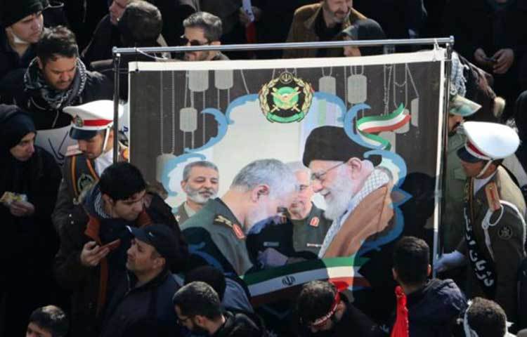 সোমবার সকালে জেনারেল সোলেইমানির মরদেহ ইনকিলাব চত্বরে পৌঁছানোর পর লাখো মানুষের অংশগ্রহণে তেহরান যেন জনসমুদ্রে পরিণত হয়েছিল।