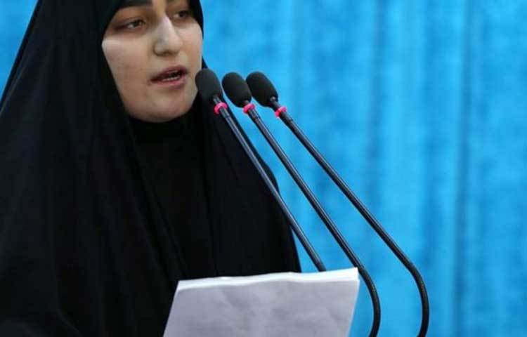 ওই জানাজায় উপস্থিত ছিলেন সোলেইমানির মেয়ে জয়নব সোলেইমানি। তিনি বলেন, তার বাবার এই হত্যাকাণ্ড যুক্তরাষ্ট্র এবং ইসরায়েলের জন্য কালো অধ্যায়ের সূচনা হবে। তিনি বলেন, উন্মাদ ট্রাম্প আমার বাবার মৃত্যুর সঙ্গে সঙ্গেই সব কিছু শেষ হয়ে গেছে এমনটা ভাববেন না।