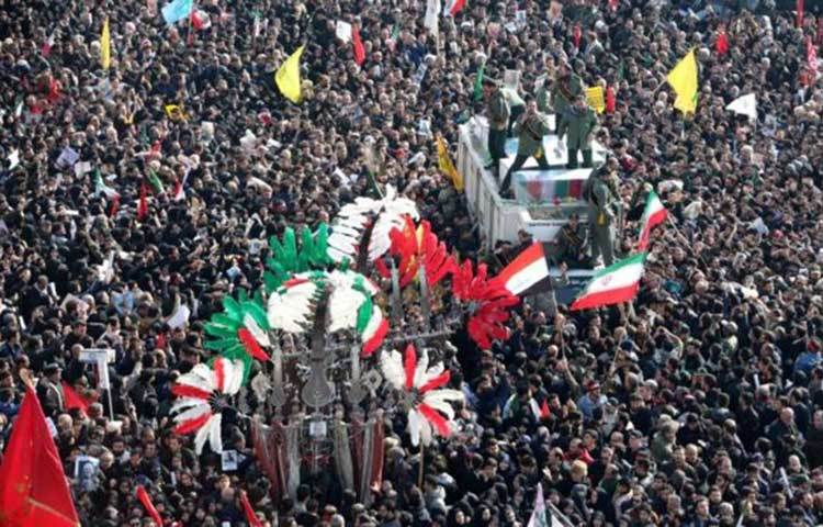 সোলেইমানির জানাজায় তার ছেলে, সোলেইমানির পরিবর্তে কুদস বাহিনীর কমান্ডার হিসেবে দায়িত্ব নেয়া ইসমাইল কানি, প্রেসিডেন্ট হাসান রুহানি, পার্লামেন্টের স্পিকার আলি লারিজানি এবং বিপ্লবী গার্ডের শীর্ষ কমান্ডার মেজর জেনারেল হোসেইন সালামি উপস্থিত ছিলেন।