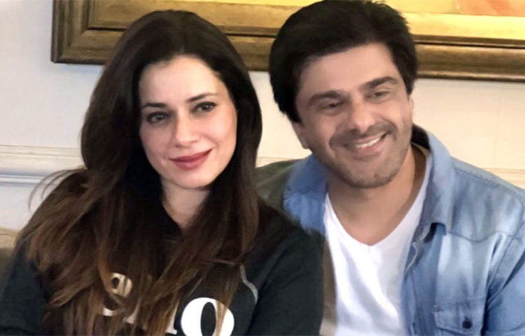 মন্দিরা বেদীর সঙ্গে সমীর ‘এনিথিং বাট লাভ’ নামে একটি নাটকে অভিনয় করেন। দর্শক মহলে প্রশংসা পায় নাটকটি। ঘটনাচক্রে, অভিনেত্রী নীলম কোঠারি এই নাটকটি দেখেন। তখন থেকেই সমীরের সঙ্গে তার বন্ধুত্ব নিবিড় হতে থাকে। ছবি: সংগৃহীত