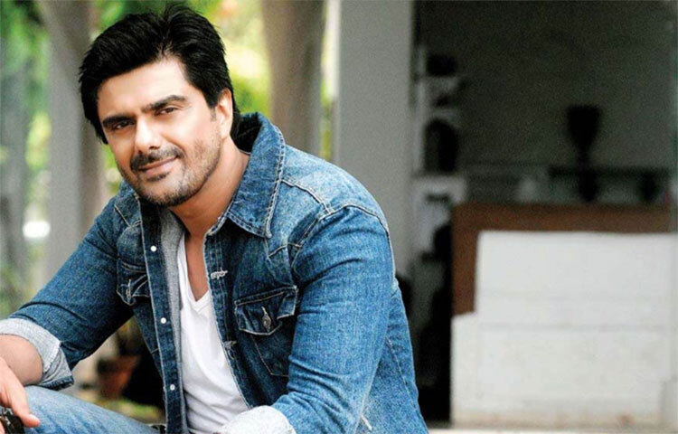 নিউইয়র্কে থাকাকালীন থিয়েটারের প্রতি তার আগ্রহ জাগতে শুরু করে। তাই অভিনয় শেখার একটি কোর্সে ভর্তি হন। ধীরে ধীরে নিজের কর্মজীবনের প্রতি ভালোবাসা হারিয়ে যায় তার। অভিনয় জগতে খ্যাতি অর্জন করবেন ভেবে সুদূর আমেরিকা থেকে মুম্বাই পাড়ি দেন সমীর। ছবি: সংগৃহীত