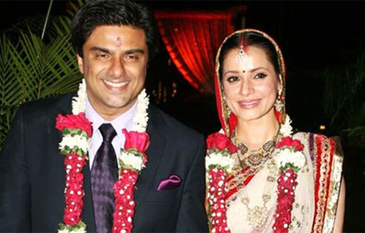 মডেলিং-সূত্রেই তার আলাপ হয় রাজলক্ষ্মী খানভিলকরের সঙ্গে। দীর্ঘদিন সম্পর্কে থাকার পর তারা বিবাহবন্ধনে আবদ্ধ হন। তবে, তাদের সুখের সংসার খুব বেশি দিন টেকেনি। মাত্র ছয় মাসের ব্যবধানেই তাদের বিবাহবিচ্ছেদ হয়। ছবি: সংগৃহীত