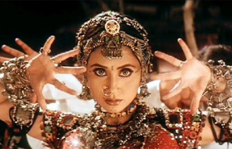 ১৯৯৮ সালে মুক্তি পাওয়া ‘চায়না গেট’ ছবিতে ওম পুরী, অমরীশ পুরী, নাসিরুদ্দিন শাহের মতো বড় মাপের অভিনেতাদের সঙ্গে কাজ করার সুযোগ মিললেও দুর্ভাগ্যবশত ছবিটি ফ্লপ হয়। মানুষের মনে থেকে যায় এই সিনেমার একটি গান- ঊর্মিলা মাতোন্ডকরের ‘ছম্মা ছম্মা’। ছবি: সংগৃহীত