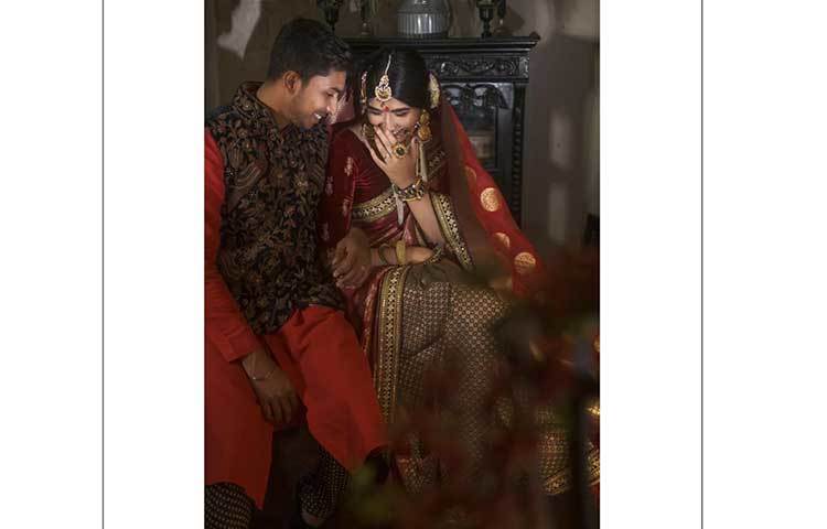 নতুন জীবনের সেরা মুহূর্ত ক্যামেরা বন্দী করছেন সৌম্য সরকার ও প্রিয়ন্তি দেবনাথ।