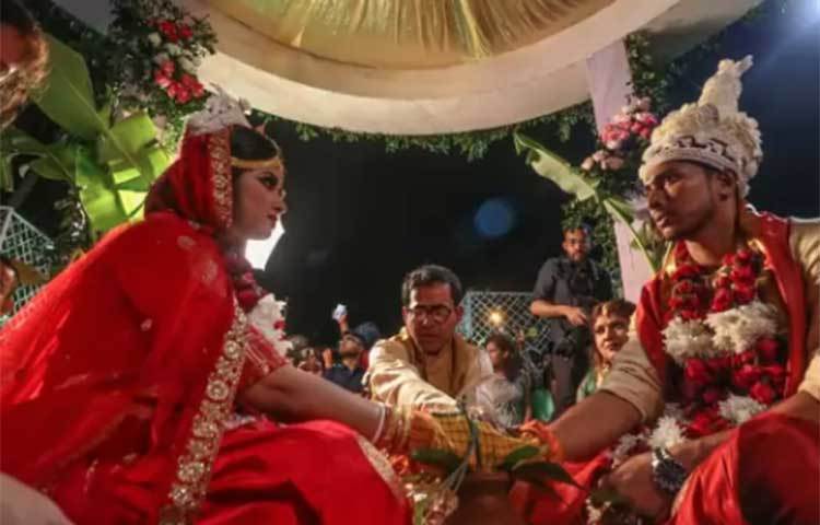 কন্যাদানের মুহূর্ত।