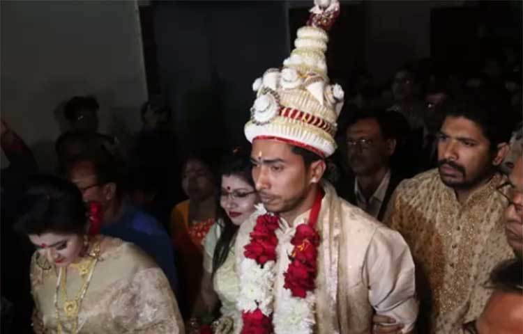 প্রিয় সজনদের সাথে সৌম্য সরকার।