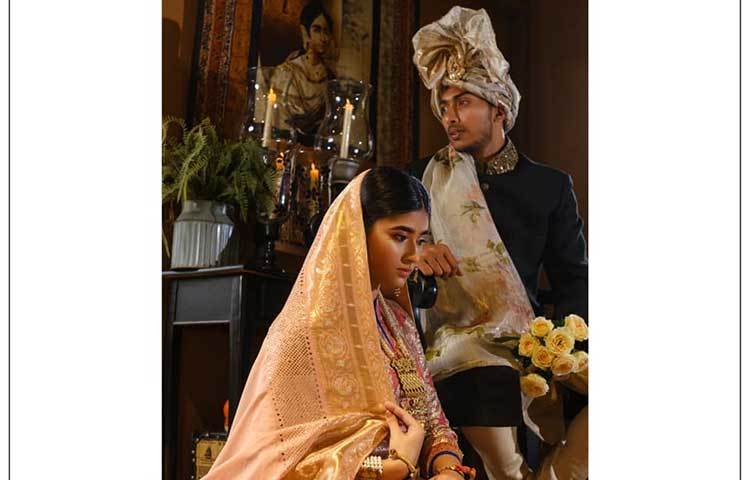 গতকাল মধ্যরাতে খুলনা ক্লাব মিলনায়তনে বিয়ের আনুষ্ঠানিকতা সম্পন্ন হয়।