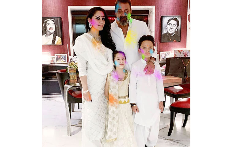 হোলির উৎসবে পারিবারিক ছবি পোস্ট করেছিলেন সঞ্জয় দত্ত। ছবি: সংগৃহীত