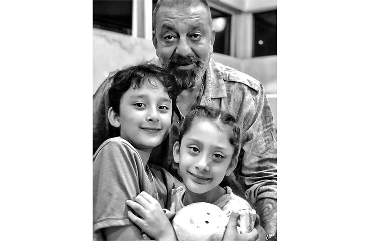 ছেলে শাহরান ও ইকরাকে নিয়ে বাবা সঞ্জয় দত্ত। ছবি: সংগৃহীত