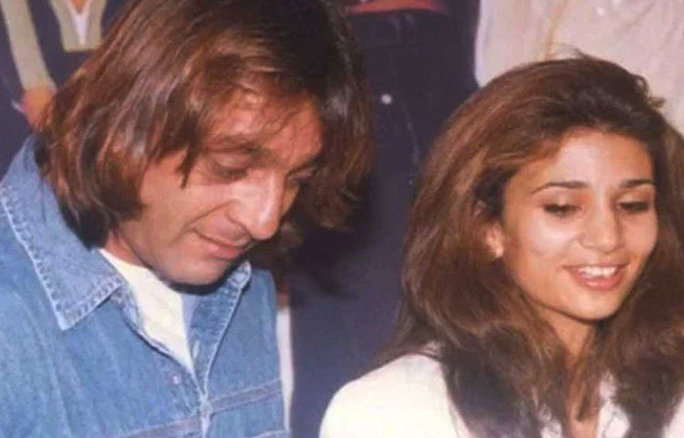 এরপর সঞ্জয়ের জীবনে আসেন রিয়া পিল্লাই। ১৯৯৮ সালে মডেল রিয়াকে বিয়ে করেন সঞ্জয়। কিন্তু এই দাম্পত্যও ভেঙে যায় কয়েক বছর পরেই। শোনা যায়, দু’জনের জীবনেই পরকীয়া তাদের বিবাহবিচ্ছেদের কারণ। ২০০৫ সালে ডিভোর্স হয়ে যায় সঞ্জয়-রিয়ার।