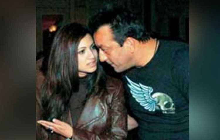 যার জন্য রিয়ার থেকে দূরে সরে যান সঞ্জয়, তিনি নাকি নাদিয়া দুরানি। কোথায় তাদের আলাপ হয়েছিল, জানা যায় না। তবে শোনা যায়, ‘কাঁটে’ সিনেমার সময় আমেরিকায় শুটিং স্পটে পৌঁছে গিয়েছিলেন নাদিয়া। এরপরই রিয়া ডিভোর্সের সিদ্ধান্ত নেন।