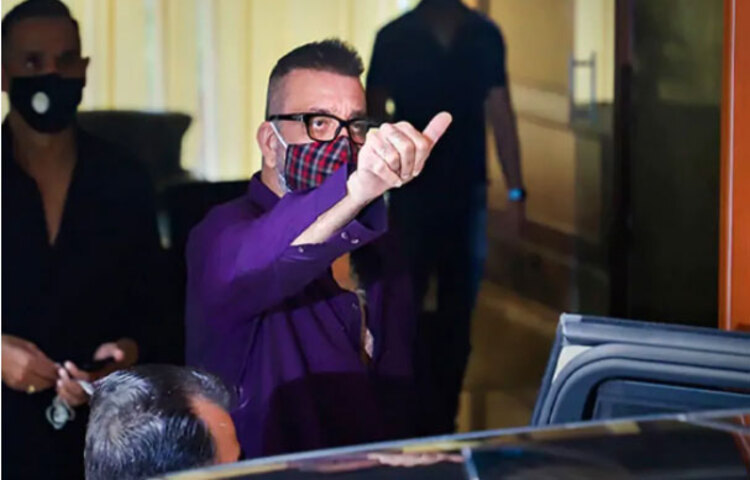 মুম্বাইয়ের হাসপাতালে প্রাথমিক চিকিৎসা শুরু হয়েছিল। সঞ্জুকে আমেরিকায় নিয়ে গিয়ে চিকিৎসা করানোর কথা থাকলেও ভিসা সংক্রান্ত সমস্যার জেরে তা ভেস্তে যায়।