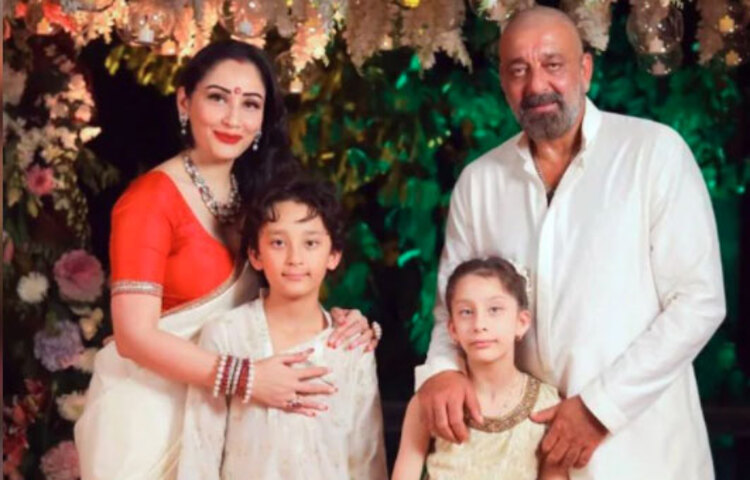 এখন পরিবারের সঙ্গে দুবাইতে রয়েছেন সঞ্জয়। লকডাউনে তার দুই যমজ সন্তান শাহরান আর ইকরাকে নিয়ে দুবাইতে আটকে পড়েছিলেন সঞ্জয়ের স্ত্রী মান্যতা। সঞ্জুর দ্বিতীয় পক্ষের স্ত্রী মান্যতা তার থেকে ১৯ বছরের ছোট। গত ১১ অগাস্ট কাজ থেকে ছুটি নেওয়ার কথা সোশ্যাল মিডিয়ায় জানিয়েছিলেন সঞ্জয় । তার কয়েকদিনের মধ্যেই জানা যায়, তিনি ক্যান্সারে আক্রান্ত।