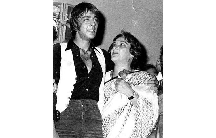 মা নার্গিসকে উৎসর্গ করে এই ছবি শেয়ার করেছিলেন সঞ্জয় দত্ত। ছবি: সংগৃহীত