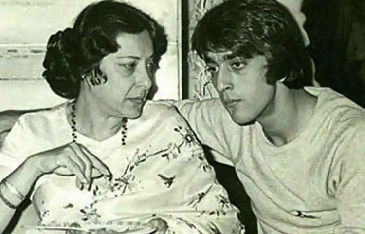 মা নার্গিসের গভীর প্রভাব ছিল সঞ্জয়ের জীবনে। নার্গিসের মৃত্যুর পরে যে শূন্যতা তৈরি হয়েছিল, সেটা অনেকটা পূরণ করেছিলেন টিনা। পরে জানান সঞ্জয়। বান্ধবী টিনা যে তার জীবনে চলার পথে অনেক কিছুই নিয়ন্ত্রণ করতেন। কিন্তু কোনোদিন হস্তক্ষেপ করেননি সঞ্জয়ের ক্যারিয়ারে।