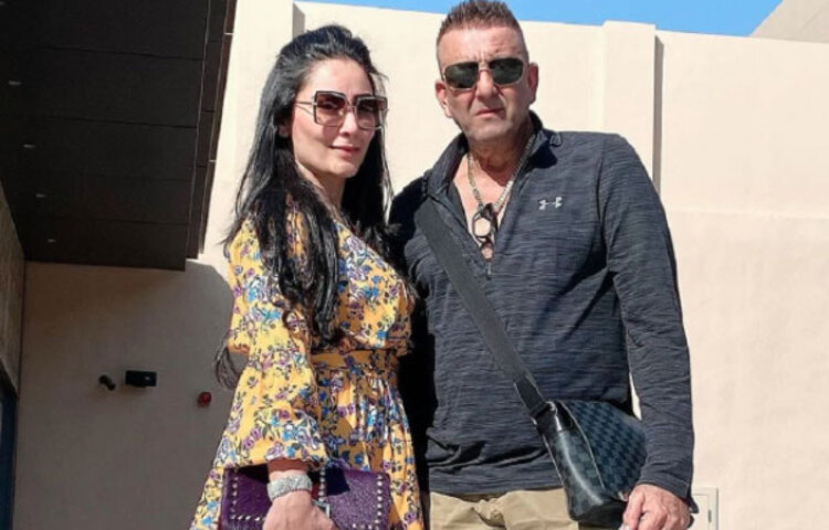 দুবাইয়ের হাসপাতাল থেকে এক ভক্তের সঙ্গে সঞ্জয়ের একটি ছবি সম্প্রতি ভাইরাল হয় নেট দুনিয়ায়। আর সেই ছবি দেখেই মন ভেঙে গিয়েছে তাঁর ফ্যানদের।