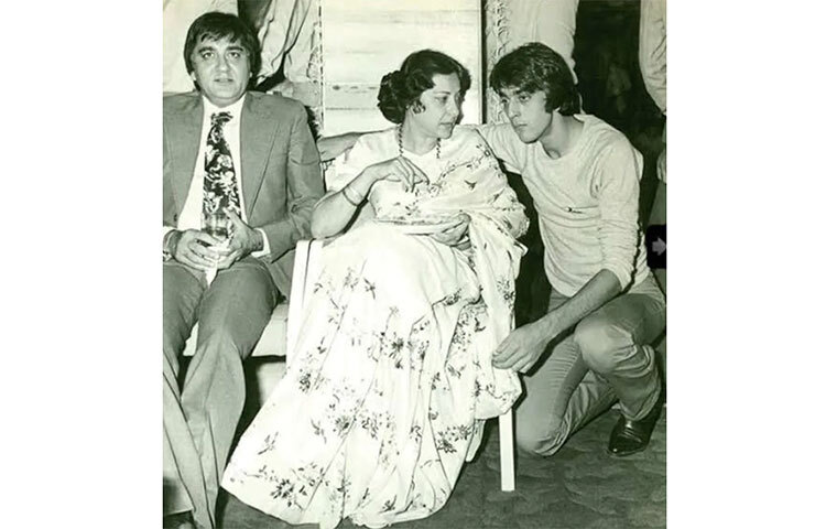 মাদার্স ডে-তে বাবা ও মায়ের সঙ্গে তোলা এই পুরনো ছবি শেয়ার করেছিলেন সঞ্জয়। ছবি: সংগৃহীত