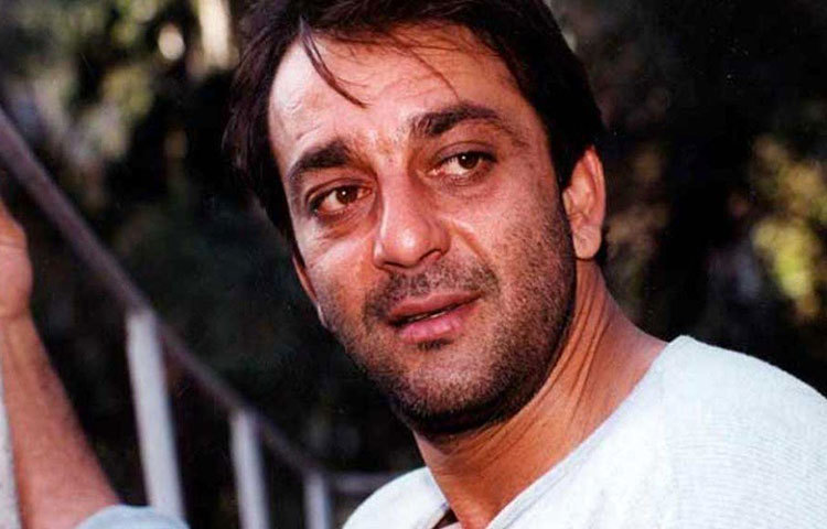 কিন্তু সঞ্জয়-টিনা সম্পর্ক দীর্ঘস্থায়ী হয়নি। শোনা যায়, সঞ্জয়ের উচ্ছৃঙ্খল জীবনযাপন মেনে নিতে পারেননি অভিনেত্রী। আবার ইন্ডাস্ট্রিতে কান পাতলে এও শোনা যায়, সঞ্জয়কে ছেড়ে টিনা মুনিম সে সময় রাজেশ খন্নার ঘনিষ্ঠ হয়ে পড়েছিলেন।