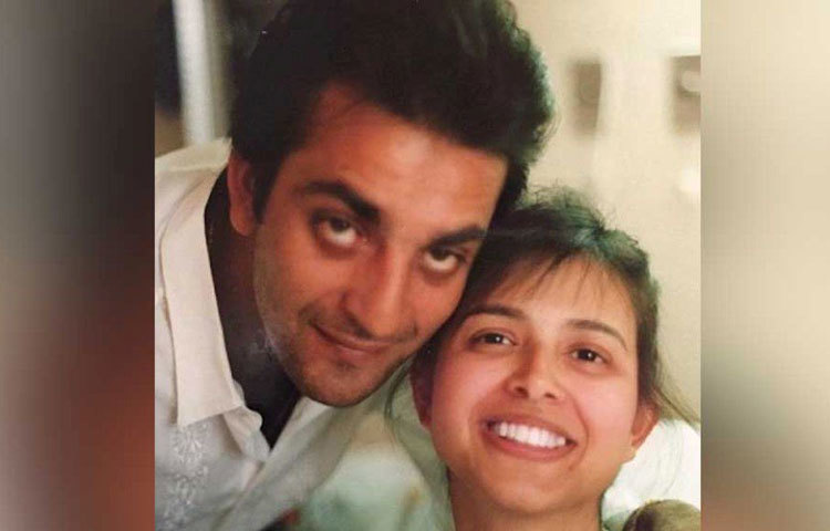 রিচা শর্মার ছবি সঞ্জয় প্রথম দেখেছিলেন পত্রপত্রিকায়। তখন থেকেই তিনি রিচায় মুগ্ধ। পরে এক ছবির মহরতে দু’জনের আলাপ হয়। রিচার টেলিফোন নম্বর যোগাড় করে সঞ্জয়ই তার সঙ্গে প্রথম আলাপ করেন।