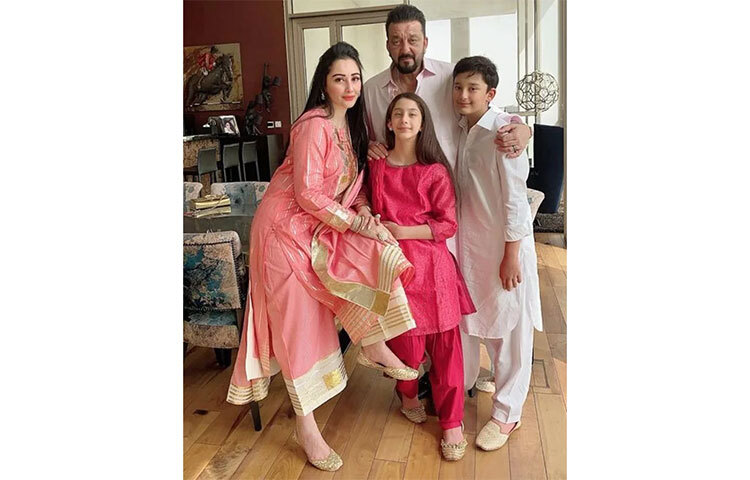 স্ত্রী মান্যতা ও দুই ছেলেমেয়েকে সঙ্গে নিয়ে আদর্শ ফ্যামিলি ফটো। ছবি: সংগৃহীত