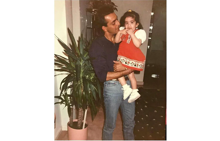 আগের পক্ষের মেয়ে ত্রিশলাকে কোলে নিয়ে সঞ্জয় দত্ত। ছবি: সংগৃহীত