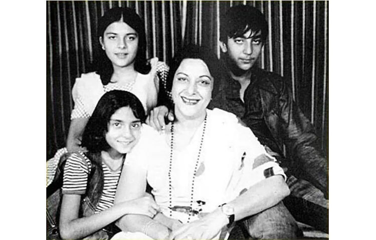 মা নার্গিসের সঙ্গে বোন প্রিয়া ও নম্রতা দত্তকে নিয়ে সঞ্জয়ের ছোটবেলার ছবি। ছবি: সংগৃহীত