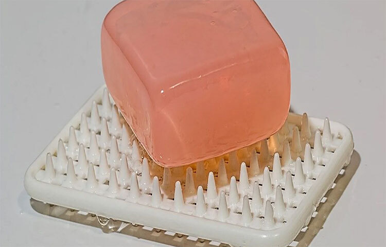 ভেষজ সাবান: এর মধ্যে রয়েছে ক্যামোমাইল, ল্যাভেন্ডার, পেপারমিন্ট, স্পিয়ারমিন্ট, ওটমিল এবং অ্যাভোকাডোর মতো ভেষজ উপাদান। এই সাবান অলিভ অয়েল এবং শিয়া বাটারের সঙ্গেও ব্যবহার করা যায়। অলিভ অয়েল ত্বক পুনরুজ্জীবন এবং উজ্জ্বলতার বৈশিষ্ট্যের জন্য পরিচিত, এতে ভিটামিন এবং অ্যান্টিঅক্সিডেন্ট রয়েছে যা র‌্যাডিকেলগুলোকে দূরে রাখে। ছবি: সংগৃহীত